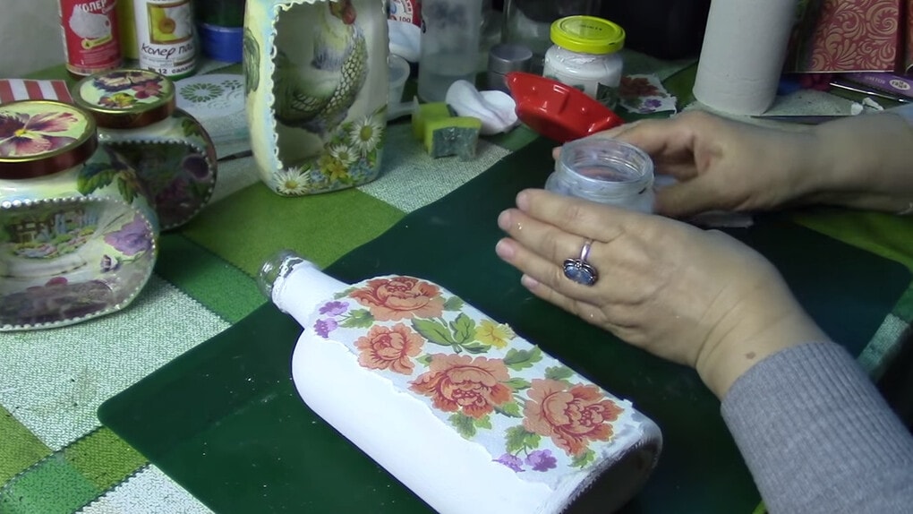 Нетривиальная техника декора: простая стеклянная бутылка + салфетка вас могут удивить Нетривиальная техника декора: простая стеклянная бутылка + салфетка вас могут удивить