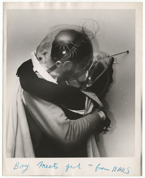 Парень встречает девушку с Марса, Калифорния, 1955 год. Автор: Arthur Fellig (Weegee). Парень встречает девушку с Марса, Калифорния, 1955 год. Автор: Arthur Fellig (Weegee).