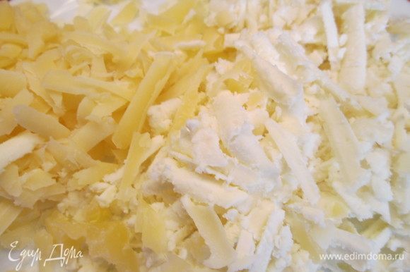 Сыр натираем на крупной терке. К твердому сыру я добавила козий сыр.