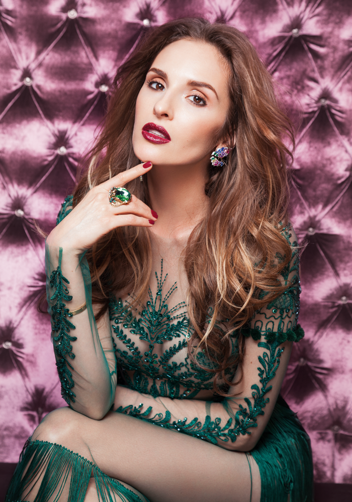 Платье, Yanina couture; серьги, Ko jewelry; кольцо, carlo zini Платье, Yanina couture; серьги, Ko jewelry; кольцо, carlo zini