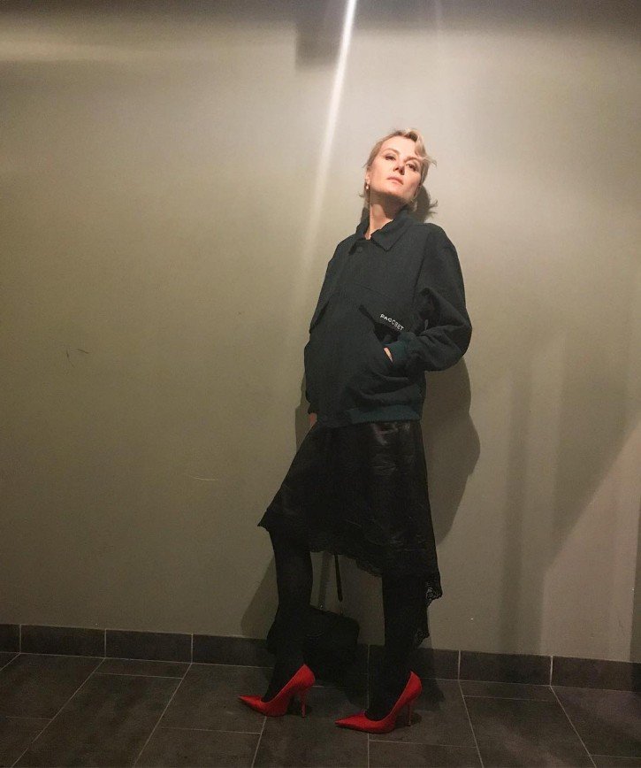 Рената Литвинова показала образ уборщицы и посоветовала его перенимать Рената Литвинова показала образ уборщицы и посоветовала его перенимать
