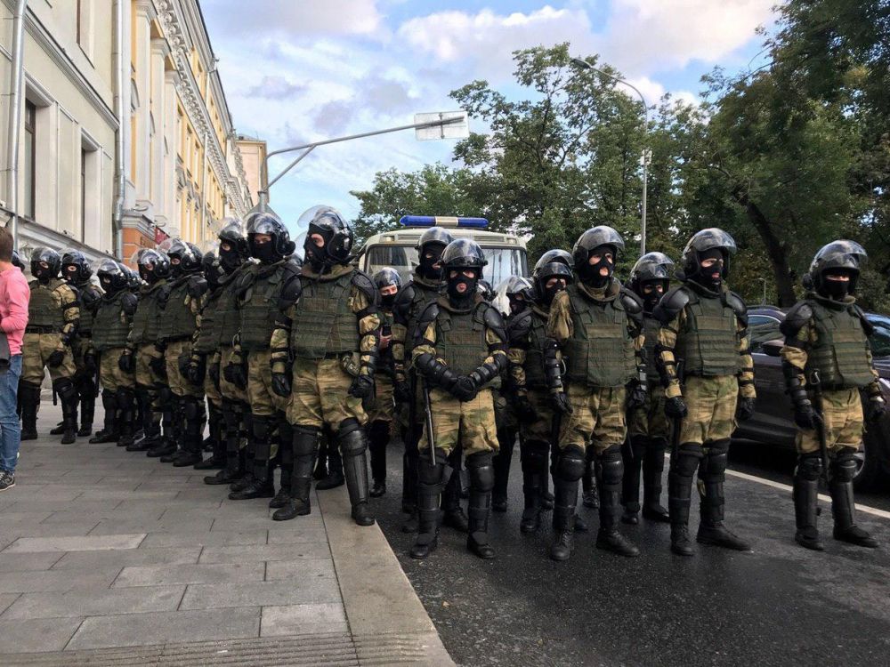 Росгвардейцы будут обязаны представляться. Но не все и не всегда