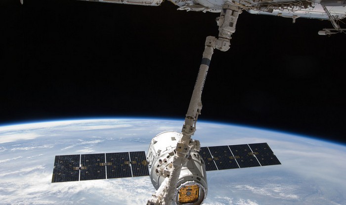 Космический челнок Dragon SpaceX стыкуется с МКС Космический челнок Dragon SpaceX стыкуется с МКС