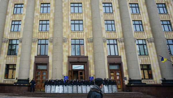 Сотрудники правоохранительных органов дежурят у входа в здание областной администрации в Харькове. Архивное фото