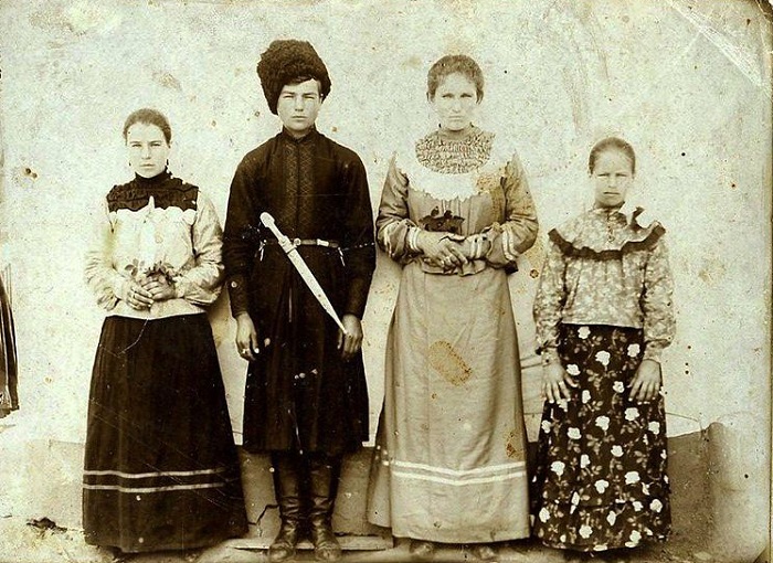 Большую часть года кубанские казачки держались строго, но на Маргоськиной неделе им было лучше не попадаться. Большую часть года кубанские казачки держались строго, но на Маргоськиной неделе им было лучше не попадаться.