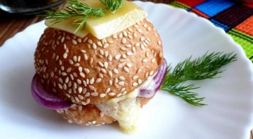Теплый бутерброд с шампиньоном и сыром.
