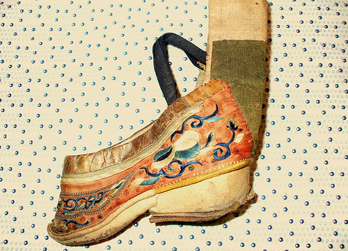 Китайские "лотосовые ножки" -"lily feet"- и ужасающие подробности этого обычая Китайские "лотосовые ножки" -"lily feet"- и ужасающие подробности этого обычая