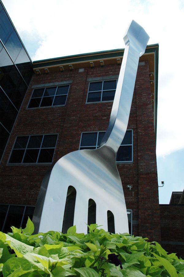 30 самых абсурдных скульптур в мире (29 фото)