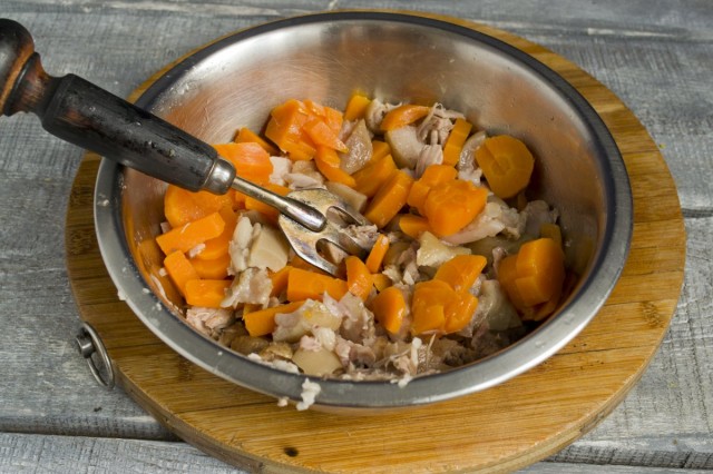 Разбираем и нарезаем мясо и отваренную морковь Разбираем и нарезаем мясо и отваренную морковь