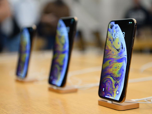 Надгробие в виде iPhone установили на кладбище в Уфе