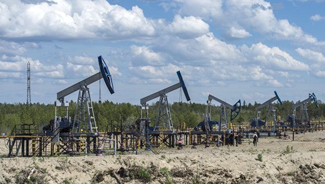 Нефть дешевеет с апрельских максимумов после данных по запасам в США Нефть дешевеет с апрельских максимумов после данных по запасам в США