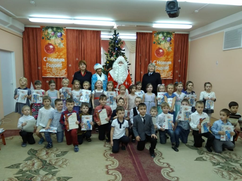 Праздник полицейские провели в детсаду на Большой Черкизовской, 32а / Фото: пресс-служба штаба ЛО на водном транспорте