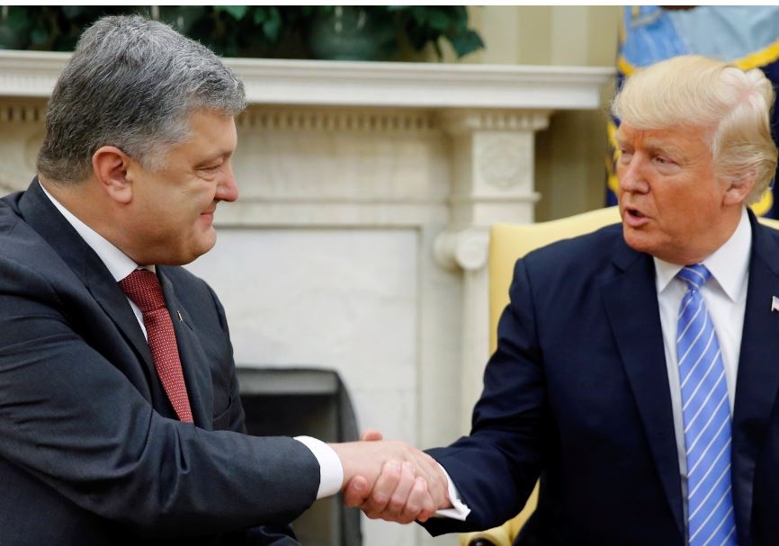 Трамп решил не устраивать Порошенко "фирменное" длительное рукопожатие