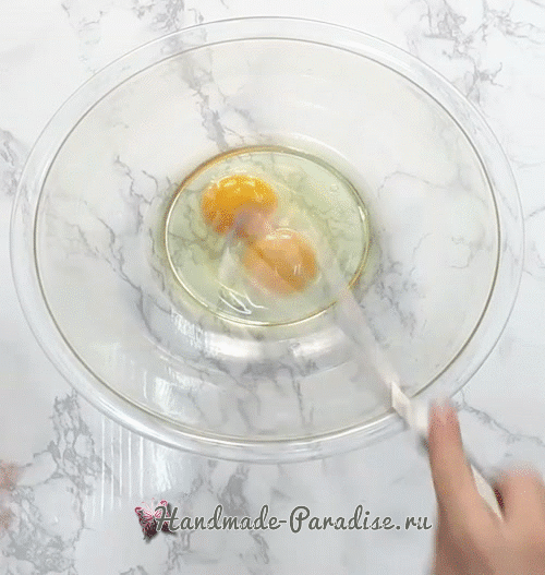 взбить венчиком яйца в миске