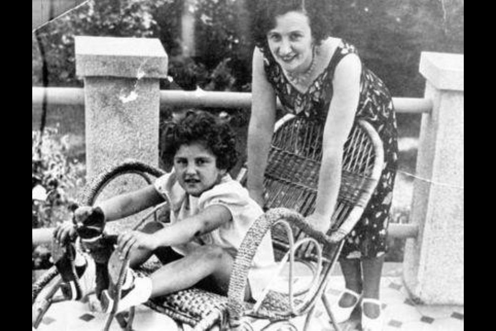 Жена Николая Ежова Суламифь Соломоновна Хаютина (Файгенберг) с дочерью Натальей. / commons.wikimedia.org Николай Ежов: Прошу не репрессировать моих родственников... Несколько страниц из уголовного дела N 510 по обвинению наркома внутренних дел