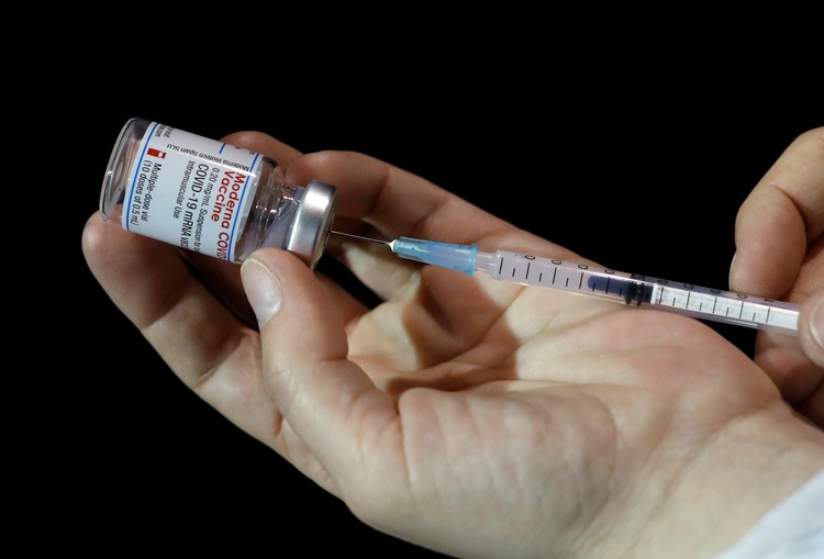 Вакцина Moderna перед использованием.