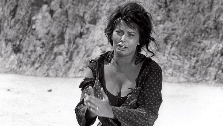Sophia Loren gave her first fee to her father so that her sister could bear his last name. But the actress herself became famous under the pseudonym 