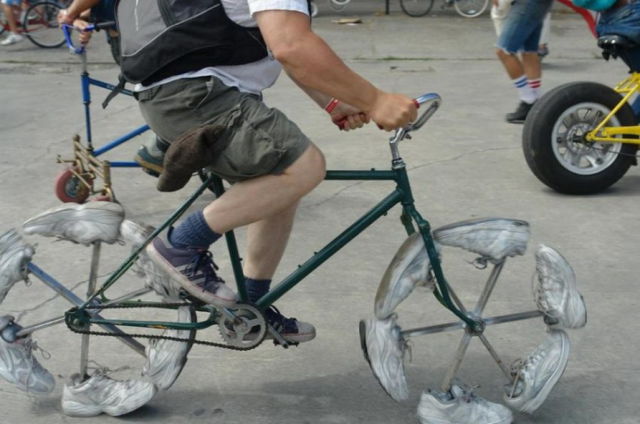 Черт побери, зачем они это сделали? (39 фото) imaginative and inventive bicycle modifications 640 04 Черт побери, зачем они это сделали? (39 фото)