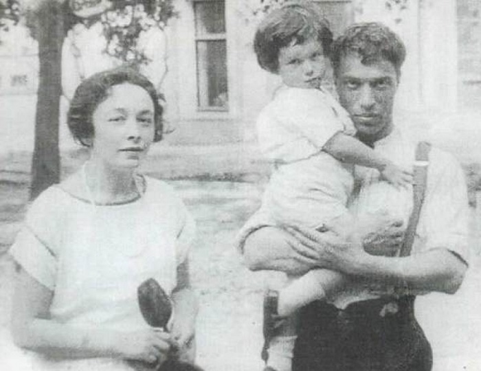 Борис Пастернак с Евгенией Лурье и сыном Женей. Борис Пастернак с Евгенией Лурье и сыном Женей.