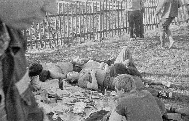 Молодежь отдыхает, фотограф - П. Сухарев, СССР, 1983 год История: крайне наглядно и убедительно
(16 фото)