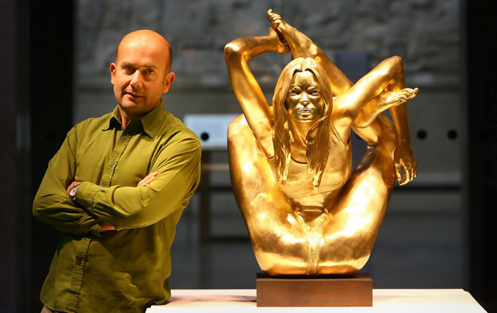 «Сирена» - Кейт Мосс, занимающаяся йогой, и автор скульптуры