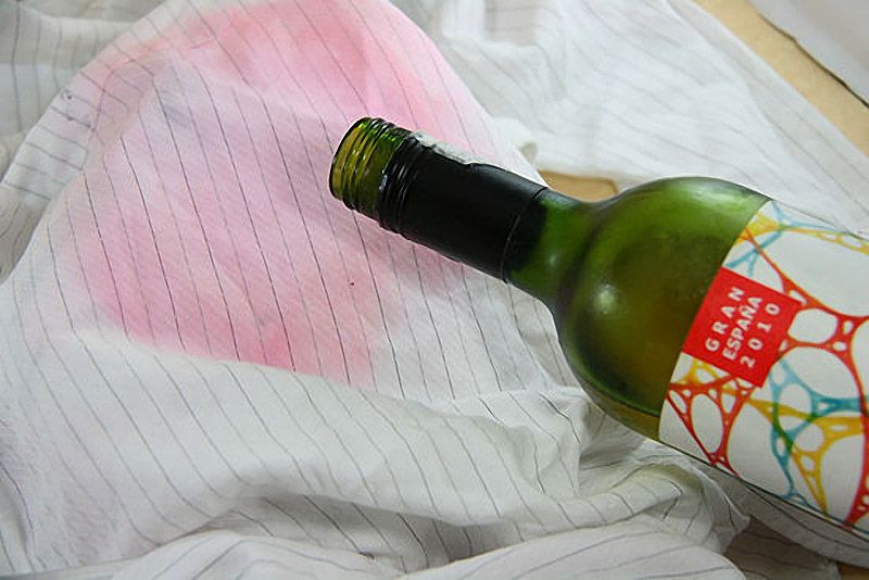 krasnogo pyatno vina otstirat mozhno ot chem chto nichem mogu Чем можно отстирать пятно от красного вина фото