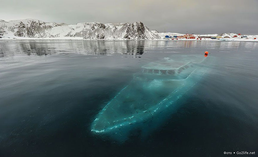 Затонувшая яхта в Антарктиде