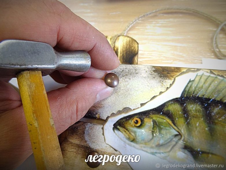 Ключница из деревянного ящика