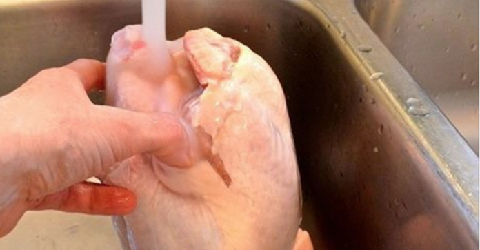 Почему не следует мыть сырую курицу. Ошибка, которую совершает почти каждая хозяйка!
