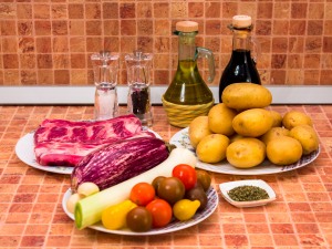 Свиные ребрышки, запеченные с овощами