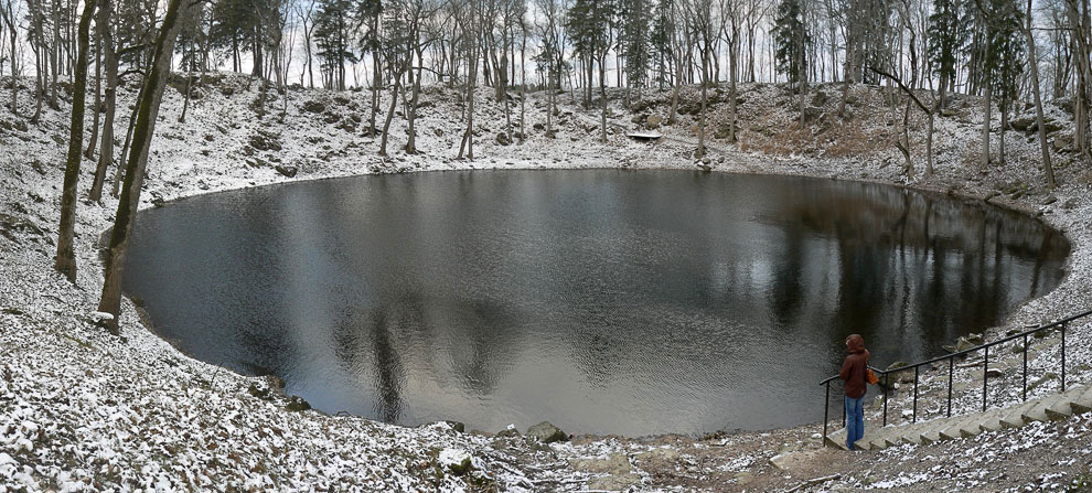 Кратер Каали (остров Сааремаа, Эстония) Кратер Каали (остров Сааремаа, Эстония)