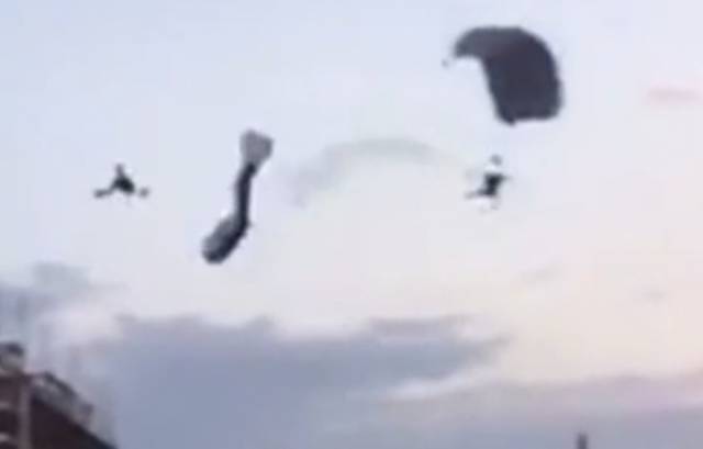 Видео: две парашютистки столкнулись над пляжем в Мексике, одна погибла
