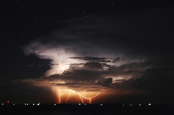 tornado-molniyami-ohotnik-krasivye-fotografii-neobychnye-fotografii