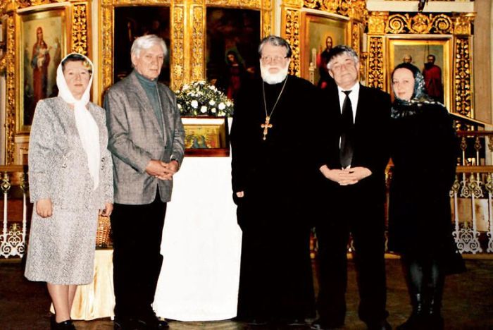 С отцом Константином, матушкой Евгенией (слева), другом Феликсом Кармазиновым и женой Татьяной. 2008 г. / Фото: из личного архива Татьяны Вельяминовой, www.7days.ru С отцом Константином, матушкой Евгенией (слева), другом Феликсом Кармазиновым и женой Татьяной. 2008 г. / Фото: из личного архива Татьяны Вельяминовой, www.7days.ru