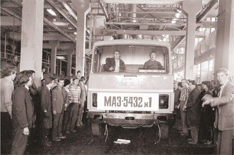 1981-й год: на главном сборочном конвейере Минского автомобильного завода собран первый седельный тягач МАЗ-5432 1981-й год: на главном сборочном конвейере Минского автомобильного завода собран первый седельный тягач МАЗ-5432 СССР, авто, автозавод, автомобили, завод, производство, ретро фото, советские автомобили
