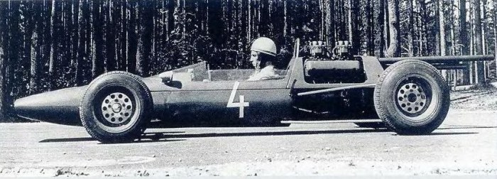 Гонщик М. Лайв в болиде Эстония-14. У машины 4-цилиндровый двигатель от «Волги». Гонщик М. Лайв в болиде Эстония-14. У машины 4-цилиндровый двигатель от «Волги».
