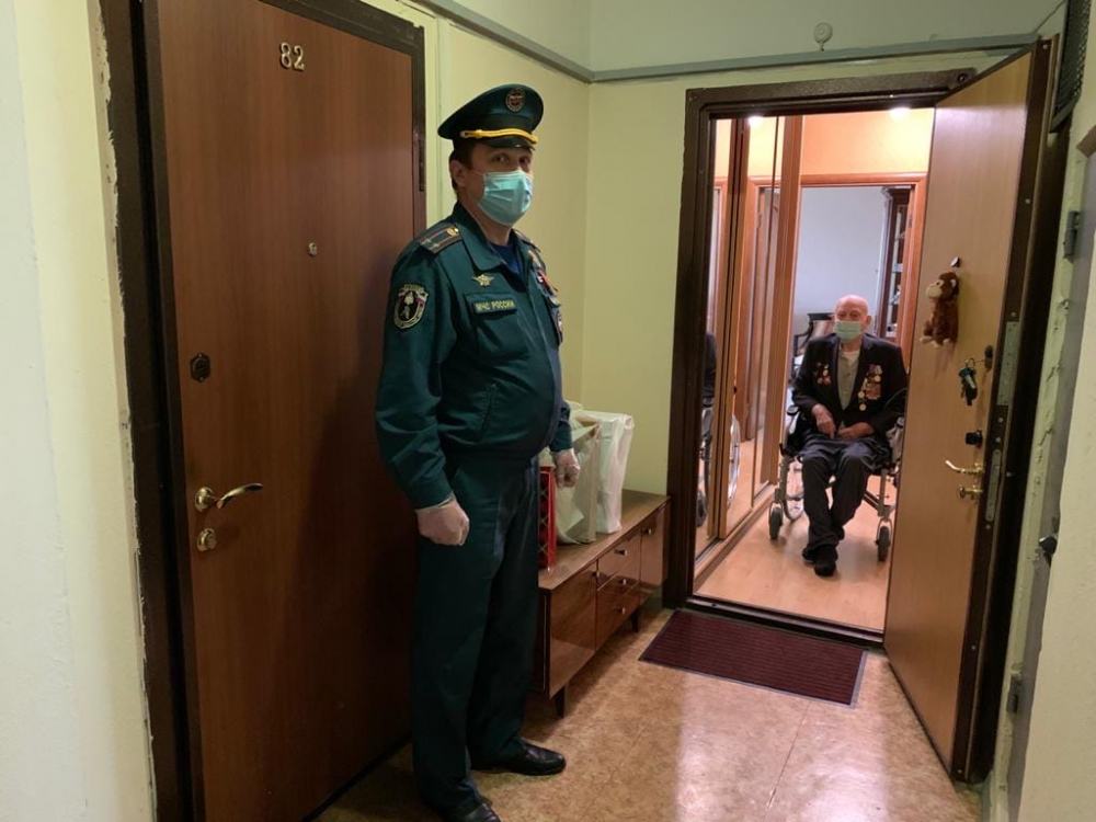 Спасатели ЮВАО поздравили ветерана с праздником Великой Победы