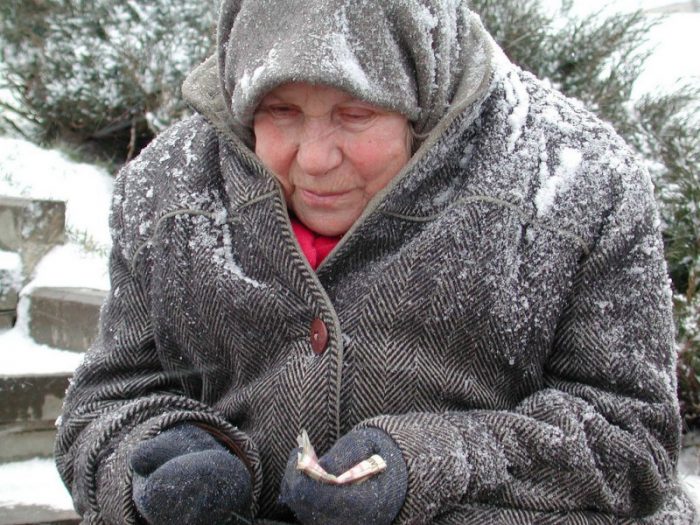 Однажды зимой я обратила внимание на женщину, которая шала по снегу в каких-то обмотках вместо обуви Однажды зимой я обратила внимание на женщину, которая шала по снегу в каких-то обмотках вместо обуви