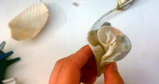 Красивая роза из ракушек