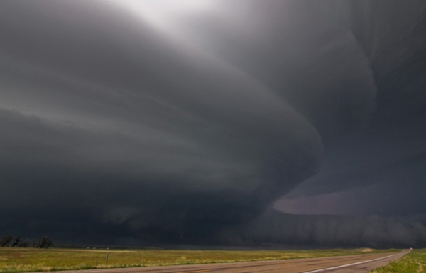 tornado-molniyami-ohotnik-krasivye-fotografii-neobychnye-fotografii