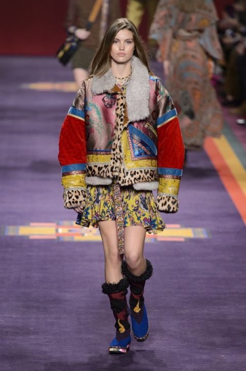 Модель etro в куртке из овечьей шерсти