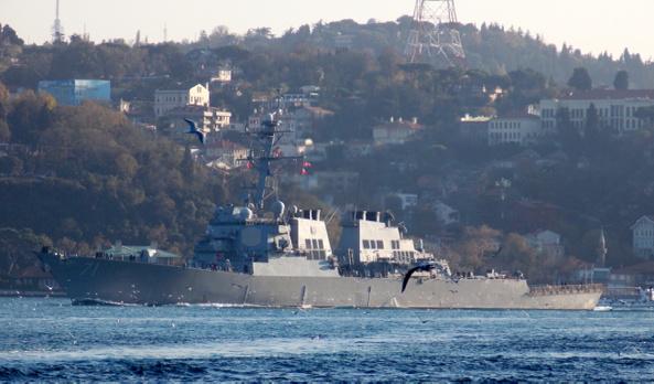 Под Босфорским мостом встретились американский эсминец и российские БДК