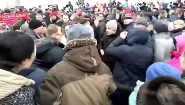 Оторвали капюшон и затоптали в грязи (ВИДЕО)