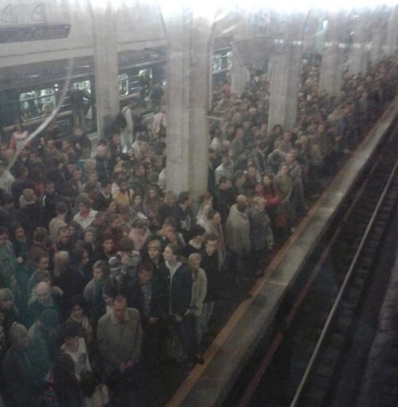 Метро - особо опасное место Метро - особо опасное место WTF?, бетонные джунгли, в городе, город, необычно, опасное место, опасность, прикол