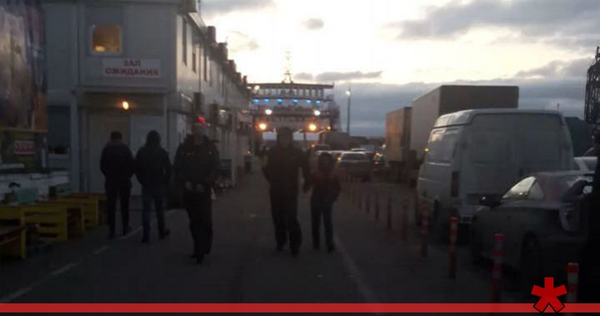 На закрытой Керченской переправе скопилось около тысячи машин На закрытой Керченской переправе скопилось около тысячи машин