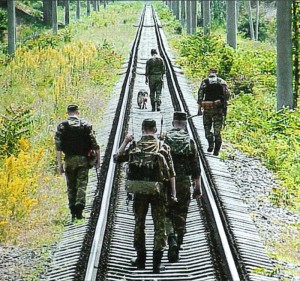 Сапёры железнодорожных войск осуществляют инженерную разведку маршрута следования воинских поездов. Июнь 2001 г., Чеченская Республика СПЕЦПОЕЗДА В ЧЕЧНЕ: «БАЙКАЛ», «ТЕРЕК», «КОЗЬМА МИНИН» И ДРУГИЕ
