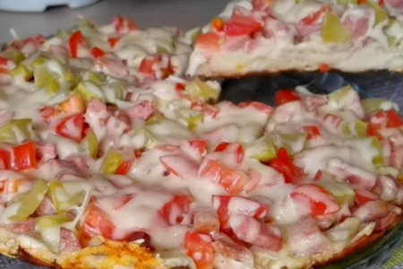 Фото к рецепту: Пицца из лаваша на сковороде за 15 минут 