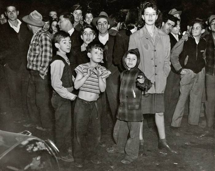 На месте убийства в Ист-Сайде. Автор: Arthur Fellig (Weegee). На месте убийства в Ист-Сайде. Автор: Arthur Fellig (Weegee).