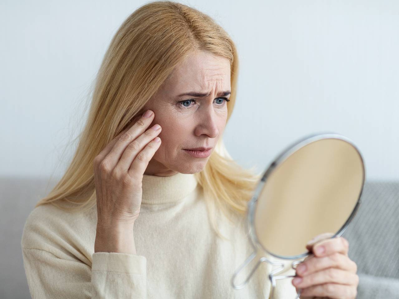 Врач раскрыла признаки «кортизолового» лица у россиян