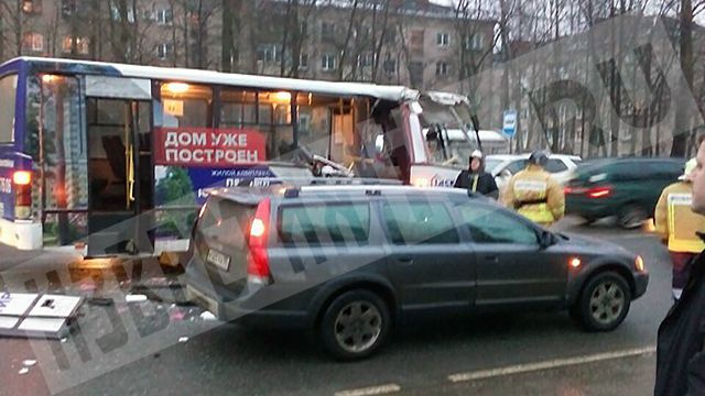 Два человека пострадали при столкновении автокрана с рейсовым автобусом в Подмосковье